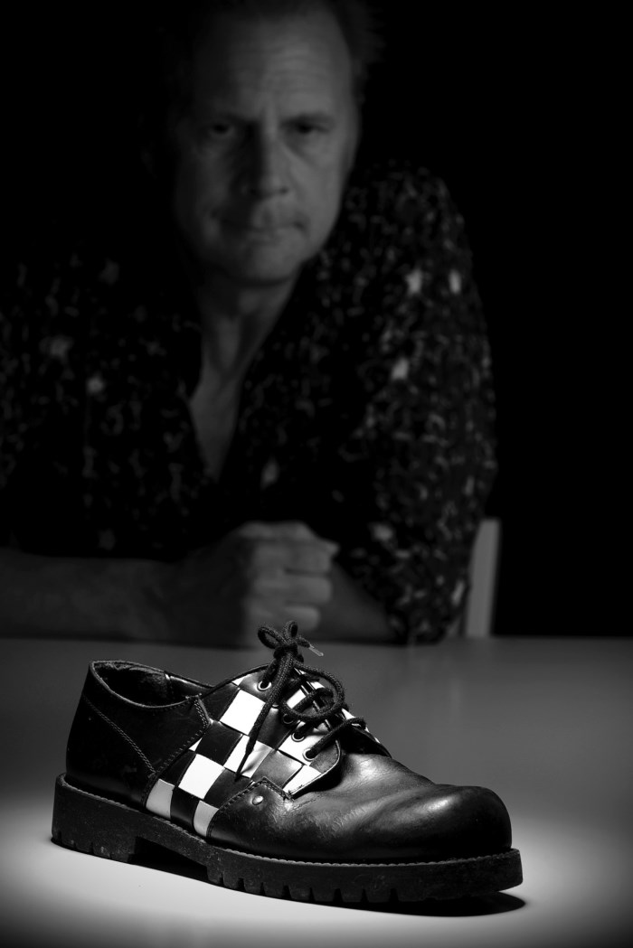 2304 Zelfportret Luuk Aarts uit de serie Schoenportretten
